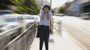 Chica con Ansiedad en medio de la calle agobiada