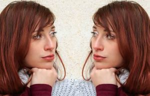 Chica doble representa trastorno de personalidad