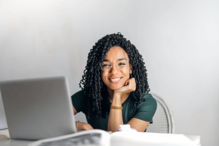 Joven Optimista Trabajando