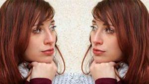 Chica doble representa trastorno de personalidad 2